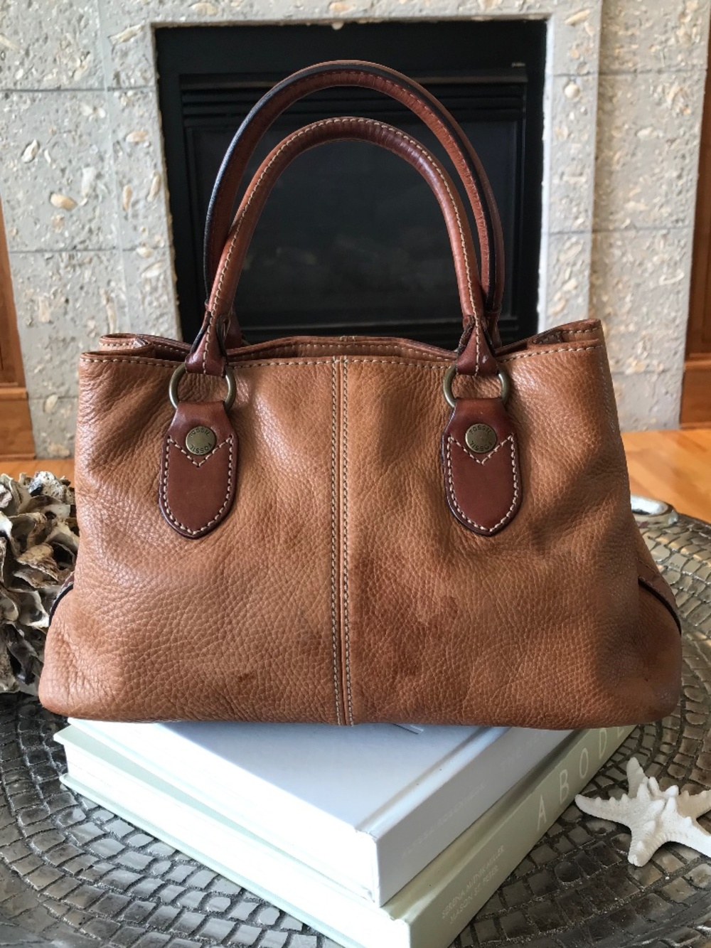 BOHO-CHIC FOSSIL RETRO SMALL LEATHER TOTE WITH ICONIC BRASS KEY CHARM - Picture 2 of 16